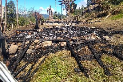 Rumah tradisional masyarakat Papua Pegunungan, Honai, hangus terbakar di Kampung Munimai, Kabupaten Intan Jaya, Papua Tengah, April 2023. ISTIMEWA