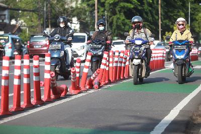 Kendaraan melintas disamping pembatas jalur sepeda (stick cone) rusak di Penjernihan, Jakarta, 17 Maret 2023. ANTARA/Reno Esnir