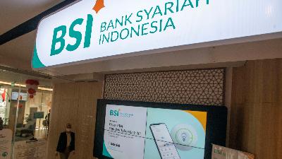 Nasabah berjalan keluar usai bertransaksi di Kantor Cabang Digital Bank Syariah Indonesia Thamrin, Jakarta, 24 Agustus 2021. Antara/Aditya Pradana Putra