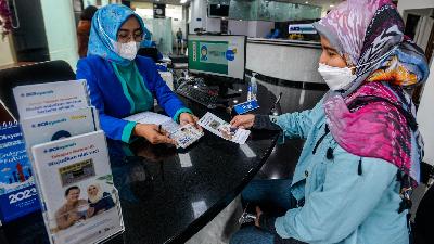Pelayanan tabungan haji pada Bank BCA Syariah, Jakarta, 18 April 2023. Tempo/Tony Hartawan