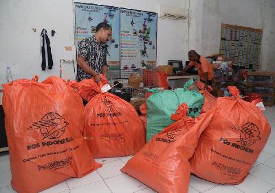 Petugas menyortir paket barang yang akan dikirim melalui PT Pos Indonesia ( Persero) di Kantor Pos Cabang Ternate, Kota Ternate, Maluku Utara, 14 April 2023. ANTARA/Andri Saputra