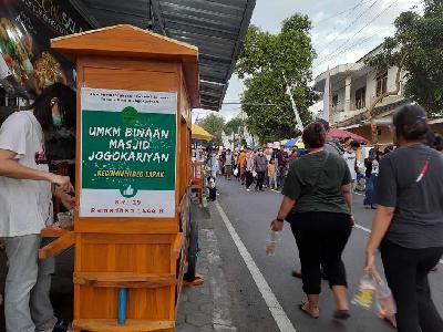 Suasana lapak-lapak UMKM Kampoeng Ramadan Jogokariyan ke-19 di sepanjang Jalan Masjid Jogokariyan, Mantrijeron, Yogyakarta, 16 April 2023. TEMPO/Pito Agustin Rudiana