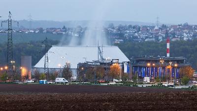 Suasana salah satu Pembangkit Listrik Tenaga Nuklir Neckarwestheim, di Neckarwestheim, Jerman, 15 April 2023. REUTERS/Heiko Becker