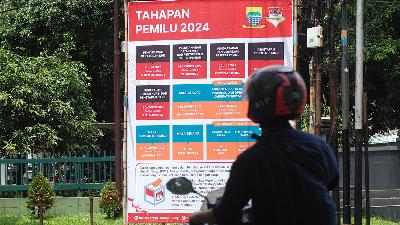 Spanduk sosialisasi tahapan Pemilu 2024 terpasang di simpang Jalan Sunda dan Jalan Jawa, Bandung, Jawa Barat, 15 Desember 2022. 17 partai politik akan berlaga di Pemilu 2024 setelah lolos rekapitulasi verifikasi administrasi dan faktual oleh Komisi Pemilihan Umum. Tempo/Prima mulia