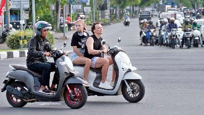 Sejumlah turis asing mengendarai sepeda motor tanpa mengenakan helm di Jalan Sunset Road, Kuta, Badung, Bali, 28 Februari 2023/ANTARA/Nyoman Hendra Wibowo
