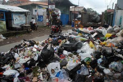 Sampah rumah tangga yang akan dimuat ke truk pengangkut di Kelurahan Melong, Cimahi, Jawa Barat, 26 Februari 2023. TEMPO/Prima mulia