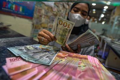 Aktivitas pelayanan penukaran mata uang asing di Jakarta, 21 Februari 2023. Tempo/Tony Hartawan