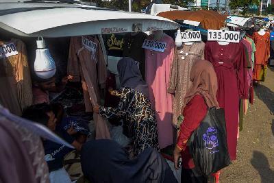 Pengunjung memilih pakaian gamis yang dijajakan pedagang di atas mobil di Pasar Tasik Cideng, Jakarta, 20 Maret 2023. Tempo/Tony Hartawan