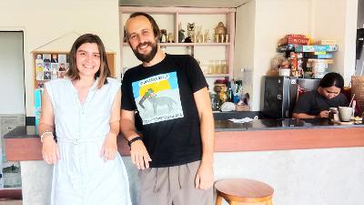 Olexsandra (left), the owner of ShamanaMama restaurant in Bali, April 14. 
Tempo/Made Argawa
