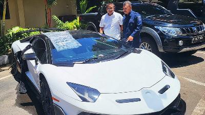 The Lamborghini, which uses fake license plate number with the name of a Russian citizen, is parked at the Bali Police Office for further investigation, March 9. 
Bali Police Public Relations 
