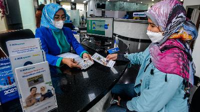 Bank BCA Syariah serves a prospective haj pilgrim in Jakarta, April 18. There were 3,020 haj saving accounts in BCA Syariah as of March 2023, an increase of 22.12 percent compared to March 2022. 
Tempo/Tony Hartawan
