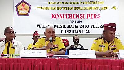 Stefanus Nahak (second right) during a press conference on bogus veterans. 
Antara/Aloysius Lewokeda
