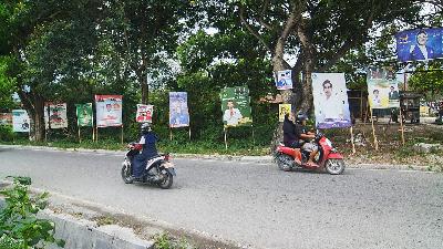 Billboards of legislative candidates adorn a roadside in Palu, Central Sulawesi, March 7. 
ANTARA/Basri Marzuki

