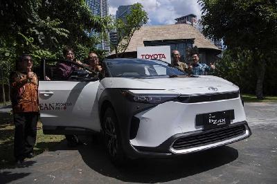 PT Toyota-Astra Motor menyerahkan 65 mobil berteknologi Battery Electric Vehicle (BEV) kepada Pemerintah sebagai kendaraan resmi KTT ASEAN 2023 di Labuan Bajo NTT pada Mei mendatang di Jakarta, 17 April 2023. ANTARA/Sigid Kurniawan