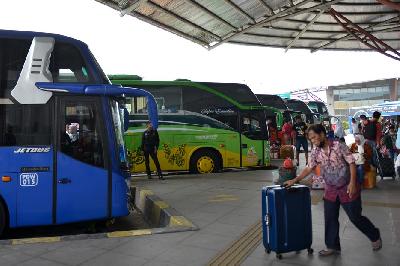 Calon pemumpang menunggu keberangkatan bus Antar Kota Antar Provinsi (AKAP) di terminal Pulo Gebang, Cakung, Jakarta, 18 April 2023. TEMPO/ Febri Angga Palguna