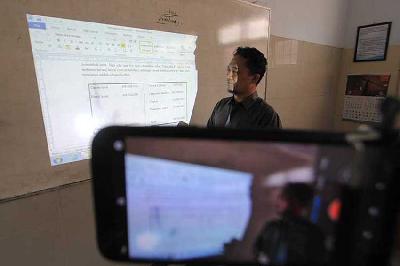 Seorang dosen melakukan siarang langsung (live streaming) pembelajaran untuk mahasiswa di kampus AMIK Purnama Niaga di Indramayu, Jawa Barat. ANTARA/Dedhez Anggara