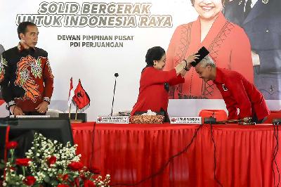 Ketua Umum PDI Perjuangan Megawati Soekarnoputri (tengah) menyematkan peci kepada calon Presiden 2024 yang diajukan PDI Perjuangan Ganjar Pranowo (kanan) disaksikan Presiden Joko Widodo (kiri) di Istana Batu Tulis, Bogor, Jawa Barat, 21 April 2023. ANTARA/Monang