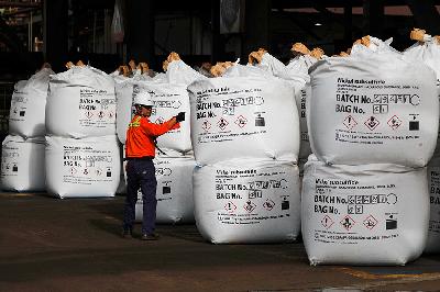 Pekerja berjalan dekat nikel subsulfida di pabrik peleburan nikel PT Vale Tbk di Sorowako,  Sulawesi Selatan, 30 Maret 2023. REUTERS/Ajeng Dinar Ulfiana