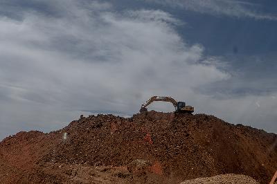 Alat berat diopersikan untuk eksplorasi areal pertambangan ore untuk nikel di Pomala, Kolaka, Sulawesi Tenggara. TEMPO/Iqbal Lubis