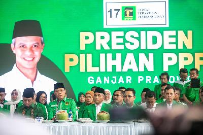 Plt Ketua Umum DPP PPP Muhamad Mardiono (keempat kiri) mendeklarasikan dukungan kepada bakal calon presiden dari PDI Perjuangan yakni Ganjar Pranowo dalam Pilpres 2024 di Sleman, DI Yogyakarta, 26 April 2023. ANTARA/Hendra Nurdiyansyah