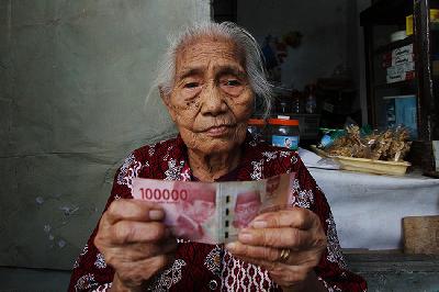 Warga lansia menerima Bantuan Langsung Tunai (BST) di Kampung Gandekan, Solo, Jawa Tengah. TEMPO/Bram Selo