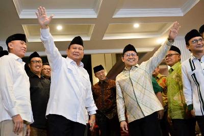 Ketua umum Partai Gerindra, Prabowo Subianto (kedua dari kiri) dan Ketua umum Partai PKB Muhaimin Iskandar memberikan keterangan setelah pertemuan di Kertanegara, Kebayoran Baru, Jakarta, 28 April 2023. TEMPO/ Febri Angga Palguna
