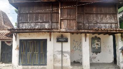 Bangunan Langgar Dhuwur Boharen tampak dari sisi depan dari jalan kampung di Kelurahan Purbayan, Kotagede, Yogyakarta, 19 April 2023. Tempo/Pito Agustin Rudiana