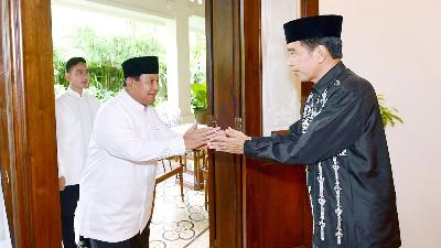 Presiden Joko Widodo menerima kunjungan Menteri Pertahanan Prabowo Subianto di Solo, 22 April 2023. BPMI Setpres/Lukas