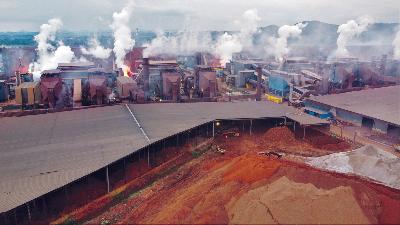 Foto udara aktivitas pengolahan nikel di Kawasan Industri Virtue Dragon Nickel Industrial di Kecamatan Morosi, Konawe, Sulawesi Tenggara, Desember 2021. Antara/Jojon 