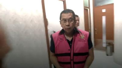 Direktur Utama PT Waskita Karya Destiawan Soewardjono memakai rompi tahanan setelah ditetapkan sebagai tersangka di Kejaksaan Agung, Jakarta, 29 April 2023. Dokumentasi Kejaksaan Agung