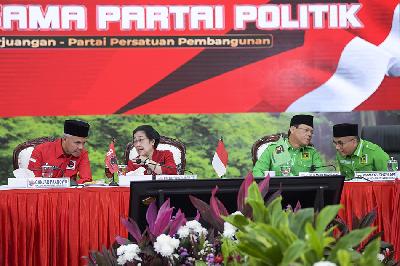 Gubernur Jawa Tengah Ganjar Pranowo (kiri), Ketua Umum PDIP Megawati Soekarnoputri, Plt Ketua Umum PPP Mardiono (kiri),  dan Sekjen PPP Arwani Thomafi melakukan pertemuan di kantor DPP PDIP, Jakarta, 30 April 2023. ANTARA/Galih Pradipta