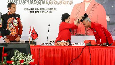 Witnessed by President Joko Widodo, PDI-P Chairperson Megawati Soekarnoputri puts a cap on Central Java Governor Ganjar Pranowo to officially mark his 2024 presidential candidacy at the Batutulis Palace, Bogor, West Java, April 21. 
ANTARA/Monang
