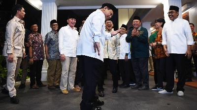 Gerindra Party Chairman Prabowo Subianto (center) demonstrates movements of traditional martial art of pencak silat witnessed by PKB Chairman Muhaimin Iskandar (fourth right) and cadres from the two parties after a meeting at the Kertanegara Residence, South Jakarta, April 28. 
ANTARA/Sigid Kurniawan
