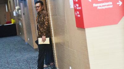 Brigadier Gen. Endar Priantoro leaves KPK’s ACLC building after submitting a report to the Supervisory Board regarding ethical violations allegedly committed by KPK Chairman Firli Bahuri in Jakarta, April 4. 
TEMPO/Imam Sukamto
