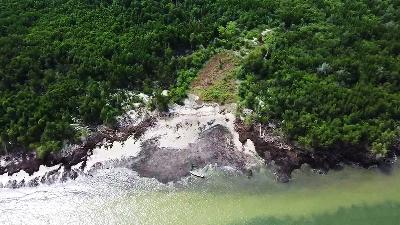 Logomas Utama’s sea sand mining operation in the northern waters of Rupat Island is blamed for exacerbating the damage to coastal ecosystems and abrasion on Babi Island, January 18. 
Tempo/Robby Bachtiar
