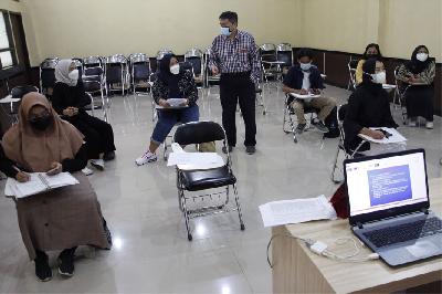 Dosen saat mengajar di sebuah universitas di Jawa Tengah, 2021. ANTARA/Maulana Surya