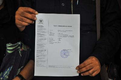 Serikat Buruh Migran Indonesia (SBMI) menunjukan surat pengaduan permasalahan 20 orang WNI diduga menjadi korban Tindak Pidana Perdagangan Orang (TPPO) di Kantor Komnas HAM, Jakarta, 31 Maret 2023. Tempo/Magang/Reyhan