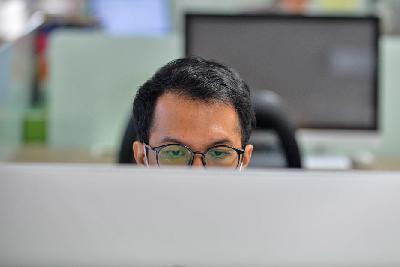 Seorang pekerja di sebuah kantor di Jakarta. Tempo/Tony Hartawan