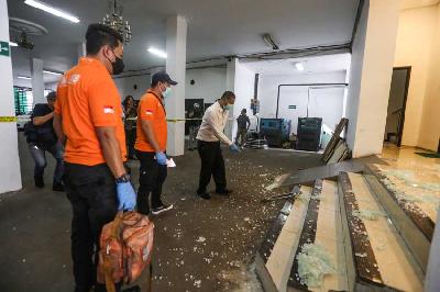 Petugas Inafis memeriksa tempat kejadian perkara dugaan penembakan di Kantor Majelis Ulama Indonesia Pusat, Jakarta, 2 Mei 2023. ANTARA/ Asprilla Dwi Adha