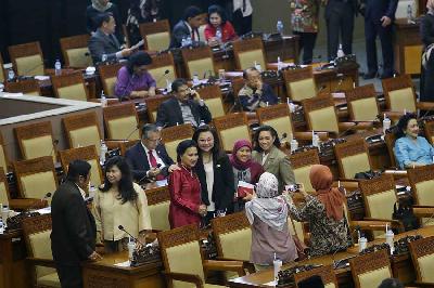 Anggota DPR RI berfoto bersama setelah mengikuti Rapat Paripurna di kompleks MPR/DPR, Senayan, Jakarta, 2019. TEMPO/M Taufan Rengganis