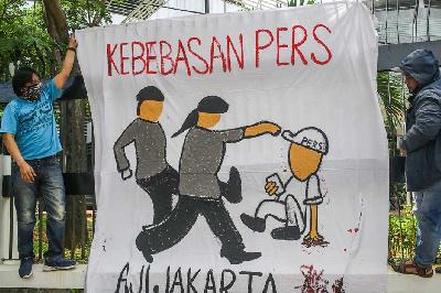 Aliansi Jurnalis Independen (AJI) menggelar aksi prihal kebebasan pers di depan Kejaksaan Agung, Jakarta, 2021. TEMPO / Hilman Fathurrahman W