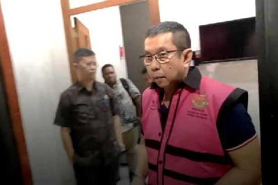 Direktur Utama PT Waskita Karya Destiawan Soewardjono memakai rompi tahanan setelah ditetapkan sebagai tersangka di Kejaksaan Agung, Jakarta, 29 April 2023. Dok Kejaksaan Agung