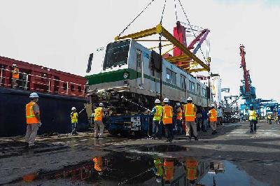 Pekerja melakukan bongkar muat gerbong kereta rel listrik (KRL) commuter line impor dari Jepang di Pelabuhan Tanjung Priok, Jakarta, 4 April 2018. TEMPO/Tony Hartawan