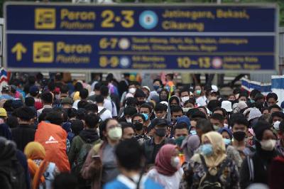 Penumpang KRL Commuter Line berjalan menuju peron di Stasiun Manggarai, Jakarta, 13 Mei 2022. Tempo/ Hilman Fathurrahman W