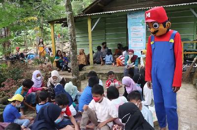 Anak-anak mengikuti kegiatan literasi di Pondok Sekolah Rakyat Busa Pustaka, Kedaung, Bandar Lampung, Lampung. Dok. Busa Pustaka