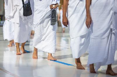 Umat muslim melakukan thawaf  saat umrah di Masjidil Haram, Mekah, Saudi Arabia. Kementerian Kebudayaan dan Informatika Arab Saudi via REUTERS