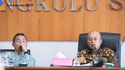 Bupati Bengkulu Selatan Gusnan Mulyadi mengadakan rapat evaluasi bersama.