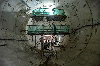 Pekerja menyelesaikan proyek pembangunan jalur MRT Fase 2 di kawasasn Monas, Jakarta, 21 Maret 2023. TEMPO/Tony Hartawan