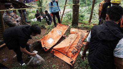 Petugas SAR gabungan menemukan dua jenazah tambahan setelah melakukan pencarian dan penggalian di sekitar TKP pembunuhan yang berkedok penggandaan uang di Desa Balun, Wanayasa, Banjarnegara, Jateng, 4 April 2023/Antara/Idhad Zakaria