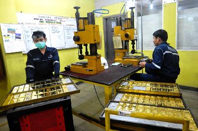 Pekerja menata kepingan emas seberat 1 kilogram di tempat peleburan logam mulia PT Aneka Tambang (Antam), Jakarta. TEMPO/Tony Hartawan